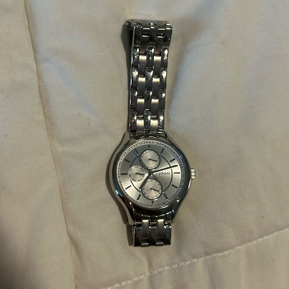Fossil woman’s watch gently used